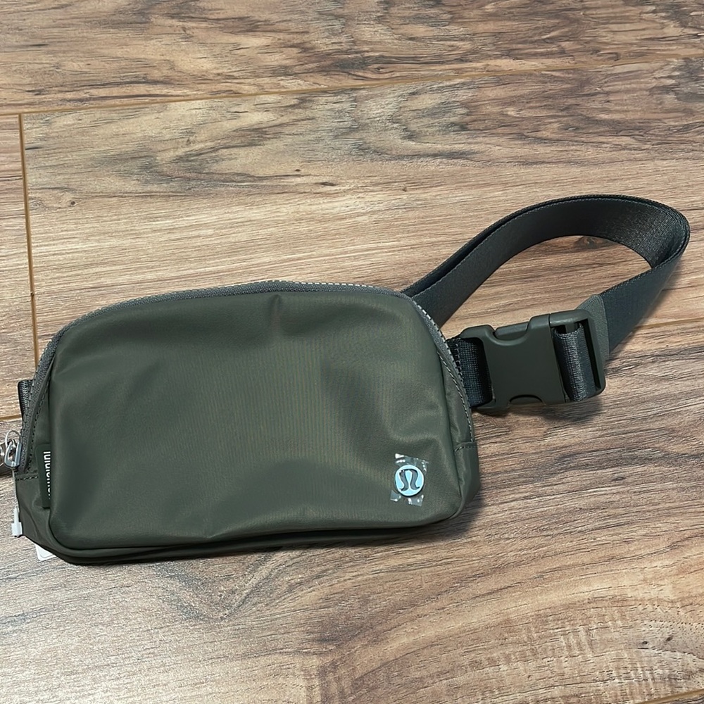 Lululemon Everywhere Belt Bag Grey Sage Extended Strap NWT